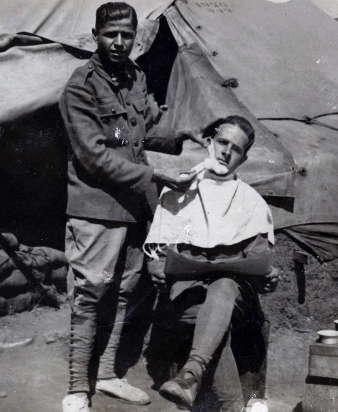 Fotografía histórica de barbería, tradición familiar desde 1920